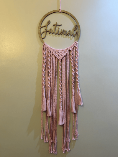 تعليقة مكرمية جدارية لمولودة